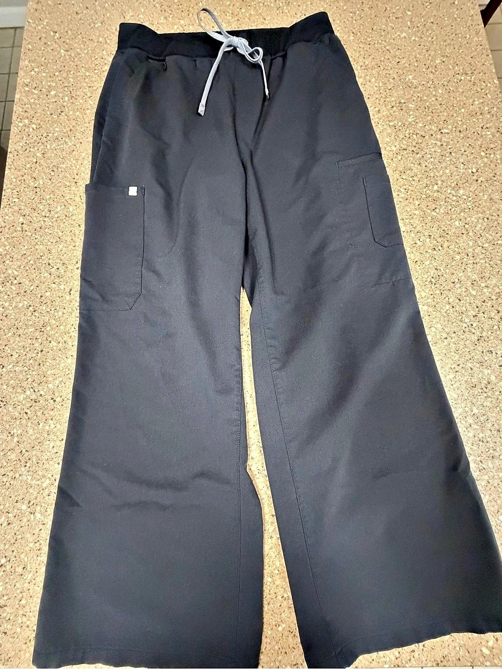 Fabletics women’s scrub set - Picture 4 of 5